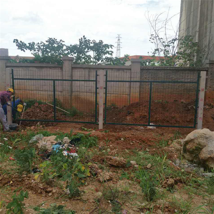 鐵路隔離防護(hù)鐵絲網(wǎng)圖片4 鐵路隔離防護(hù)鐵絲網(wǎng)圖片4