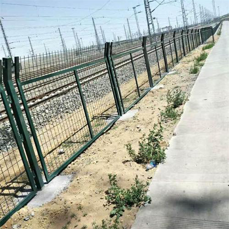 鐵路鐵絲網(wǎng)圍欄圖片3 鐵路鐵絲網(wǎng)圍欄圖片3