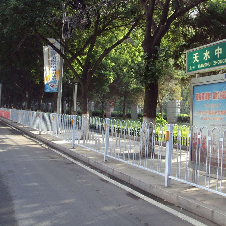 道路中心護(hù)欄圖片3 道路中心護(hù)欄圖片3