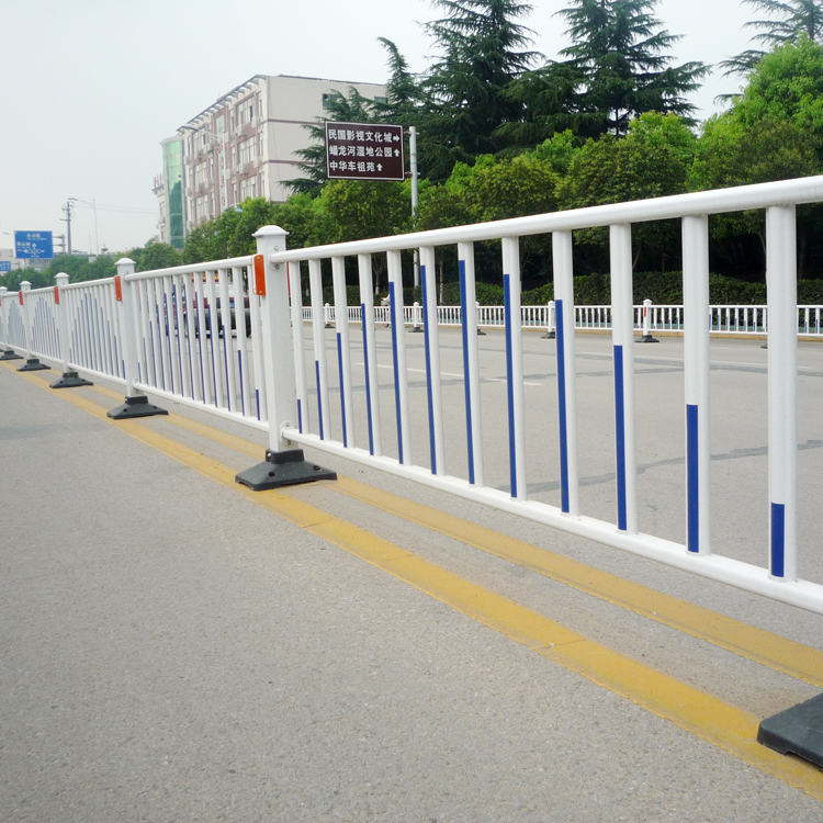 道路中心護(hù)欄圖片4 道路中心護(hù)欄圖片4