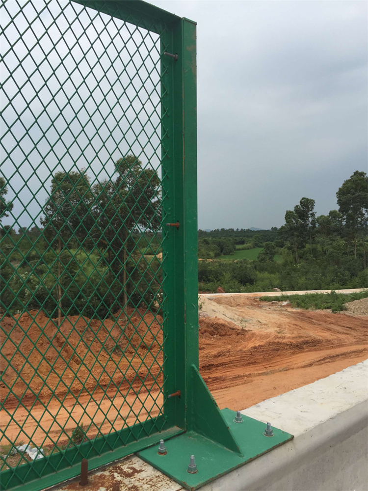 高架橋防拋網制作工藝圖片4