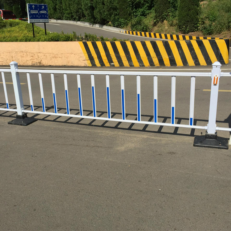 鋅鋼道路防護(hù)欄圖片4 鋅鋼道路防護(hù)欄圖片4