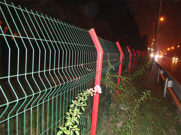 江蘇三角折彎護欄網圖片4