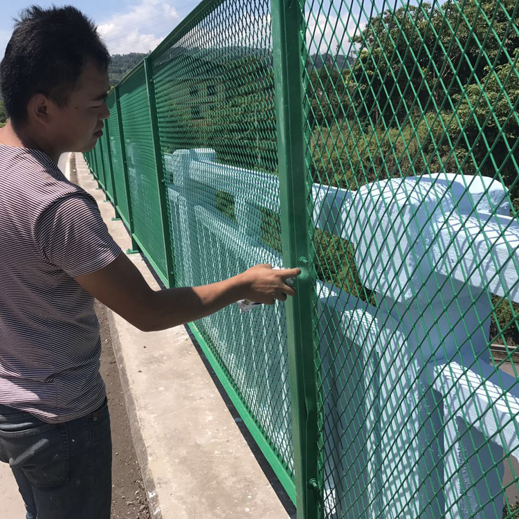 山東鋼板網護欄圖片2 山東鋼板網護欄圖片2