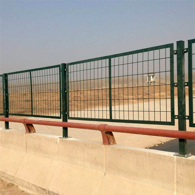 新疆鐵路橋上防落物網圖片4 新疆鐵路橋上防落物網圖片4