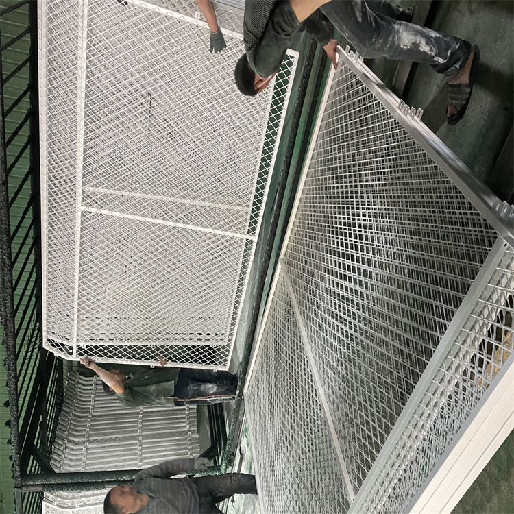 不同場區(qū)金屬護(hù)欄網(wǎng)的設(shè)計(jì)方案圖片3 不同場區(qū)金屬護(hù)欄網(wǎng)的設(shè)計(jì)方案圖片3