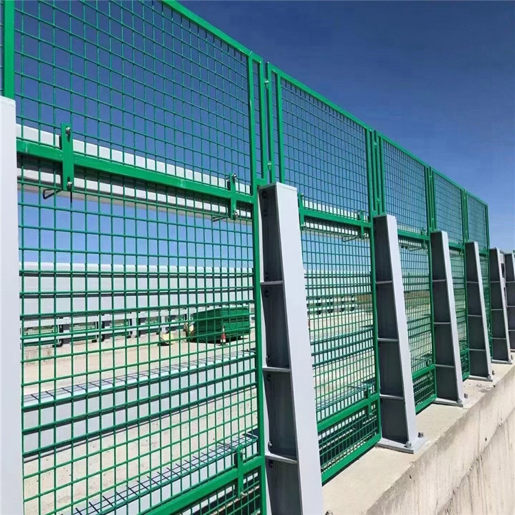 高鐵橋梁封閉式隔離網安裝圖片3