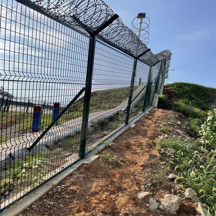 機場隔離網圍欄現場施工圖片4 機場隔離網圍欄現場施工圖片4