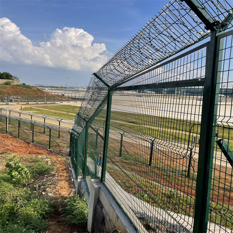 部隊機場金屬鐵絲網警戒護欄圖片3 部隊機場金屬鐵絲網警戒護欄圖片3