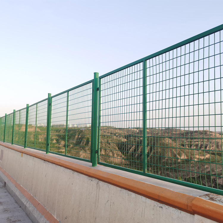 高速兩側路基金屬隔離網圖片2 高速兩側路基金屬隔離網圖片2
