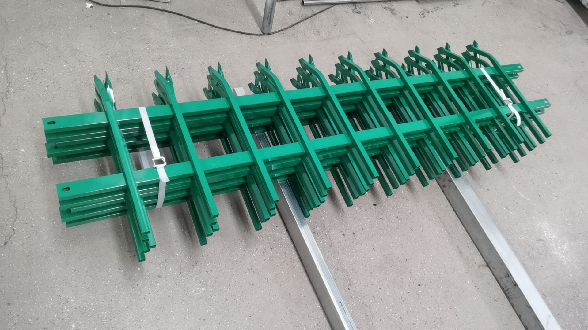 市政綠化護欄網即鋅鋼道路護欄圖片6 市政綠化護欄網即鋅鋼道路護欄圖片6