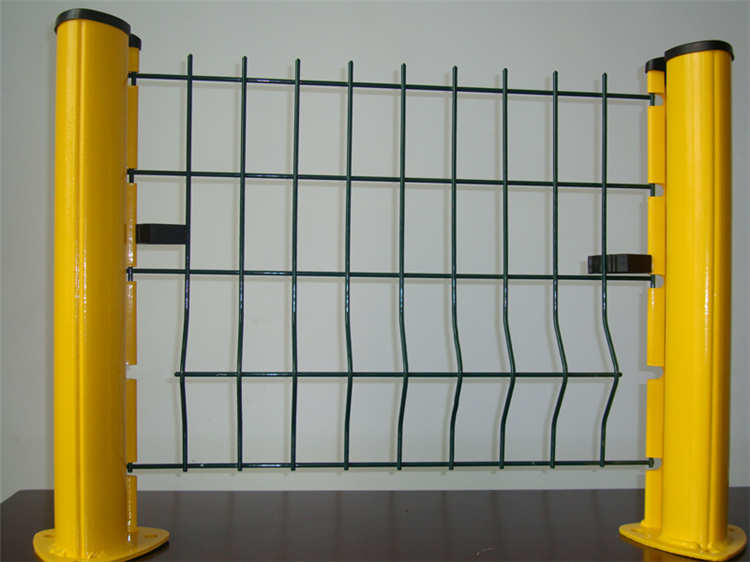 桃型柱三角折彎隔離網的生產工藝