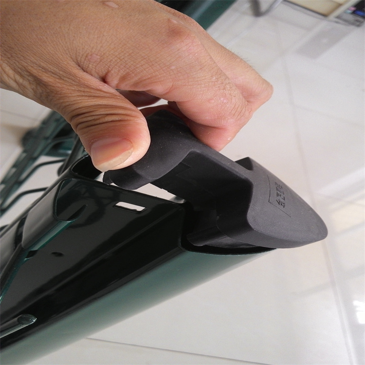 桃型柱三角折彎隔離網(wǎng)的生產(chǎn)工藝圖片3