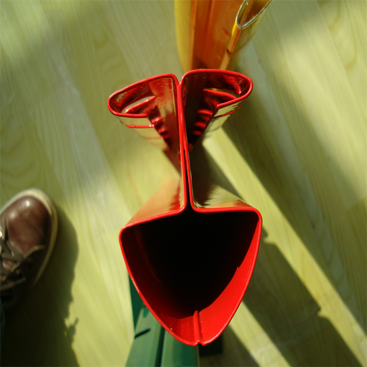 桃型柱三角折彎隔離網(wǎng)的生產(chǎn)工藝圖片4