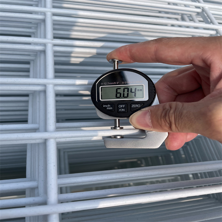 桃型柱三角折彎隔離網(wǎng)的生產(chǎn)工藝圖片6