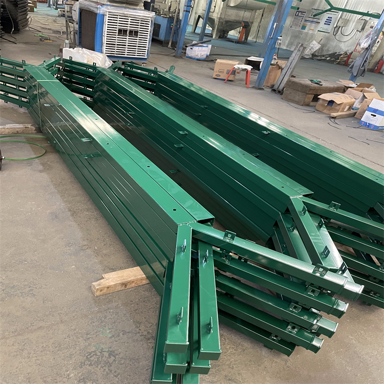 機(jī)場(chǎng)金屬鋼板菱形孔隔離網(wǎng)圖片3 機(jī)場(chǎng)金屬鋼板菱形孔隔離網(wǎng)圖片3