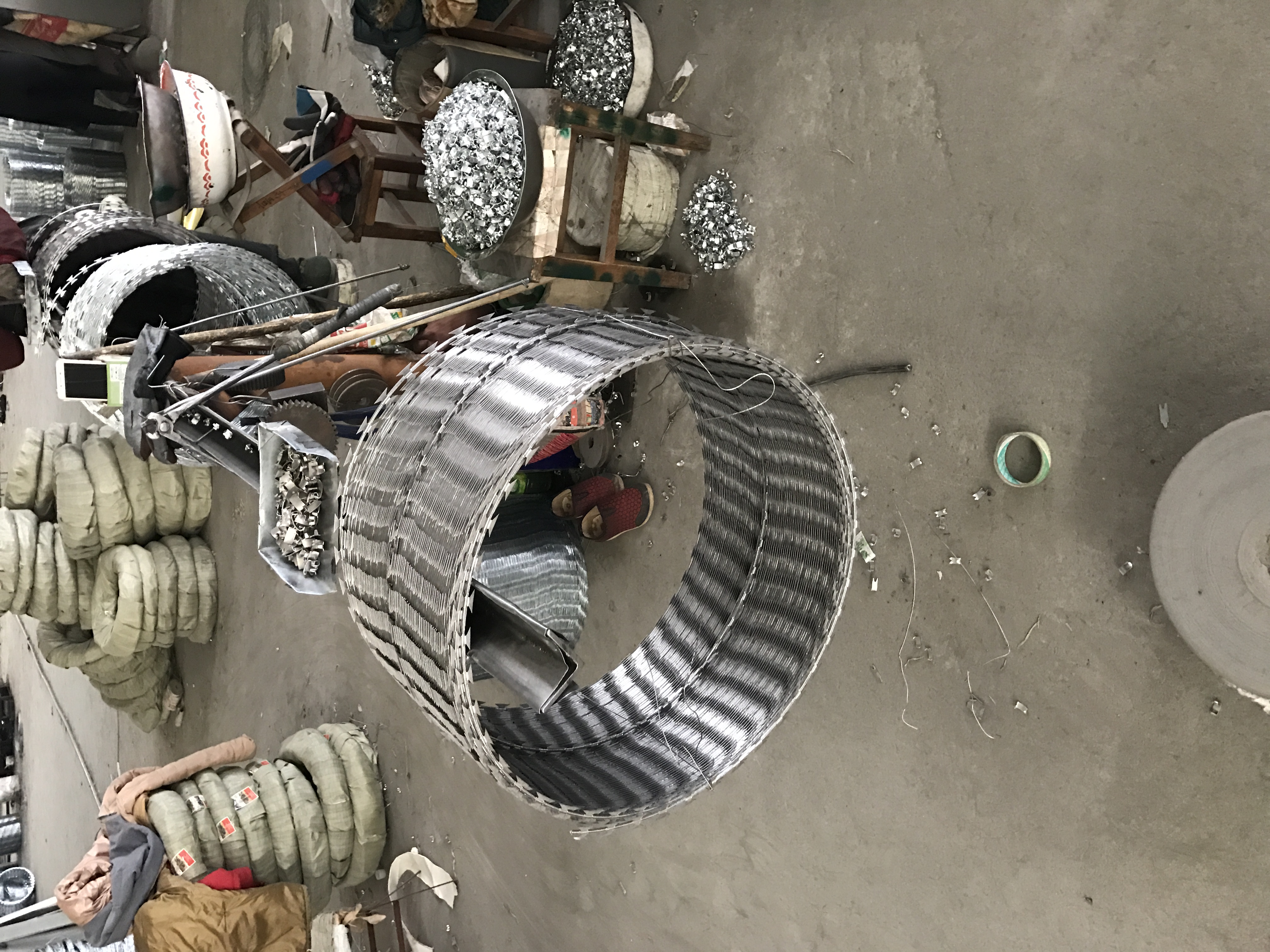 304不銹鋼刺絲滾籠圍網生產加工出售