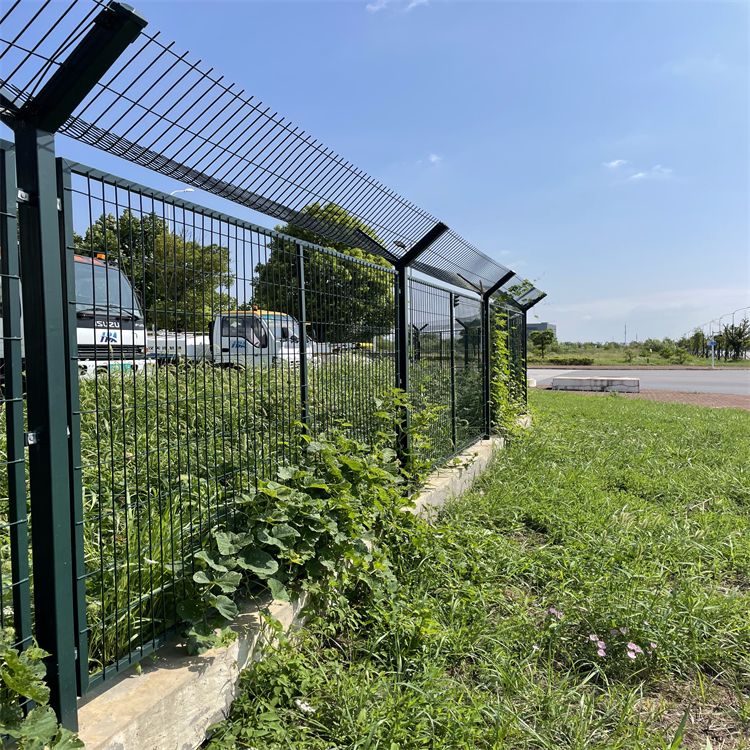 機(jī)場(chǎng)鋼筋網(wǎng)圍界生產(chǎn)廠家圖片6 機(jī)場(chǎng)鋼筋網(wǎng)圍界生產(chǎn)廠家圖片6