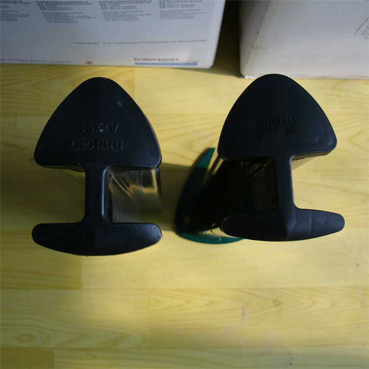 三折彎桃型柱隔離網現貨圖片4